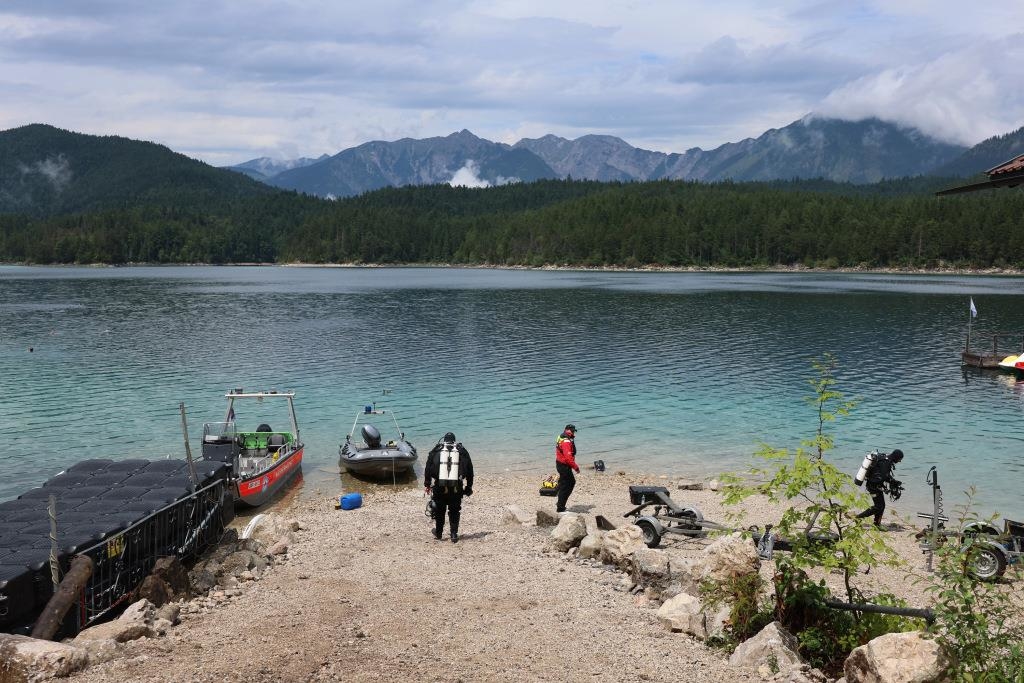 Tretboot-Unglück am Eibsee: Vater und Sohn (6) werden weiter gesucht