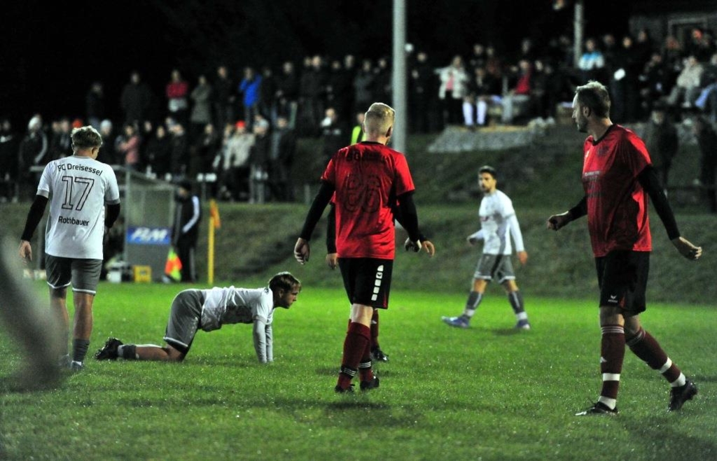 350 Fans, Rot, Gelb-Rot und Zoidls Super-Freistoß: Dreisessel gewinnt 1 ...