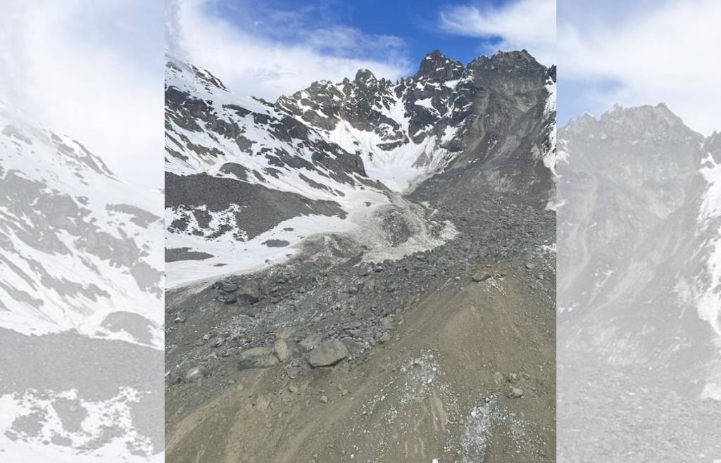 Gipfel bricht bei Bergsturz in den Tiroler Alpen - Heli überfliegt ...