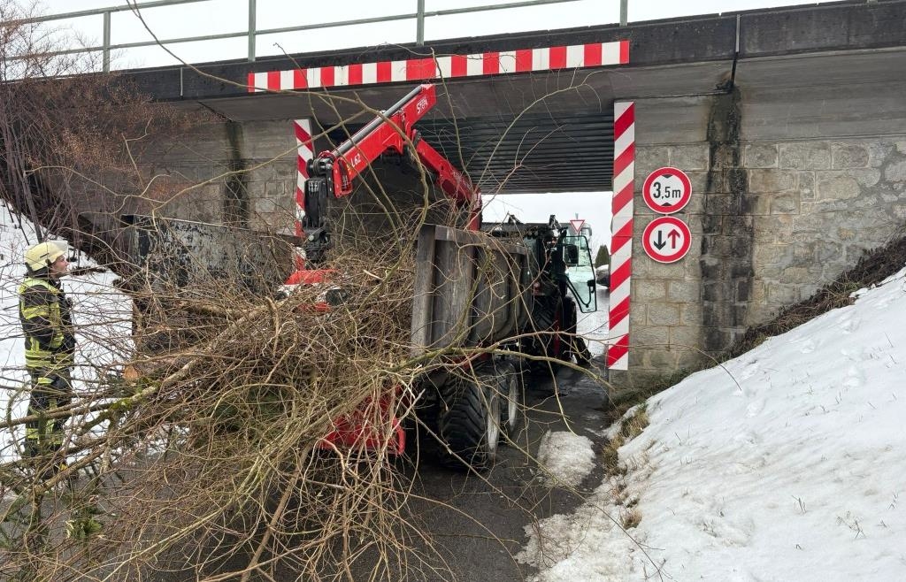 Kranarm kollidiert mit Eisenbahnbrücke in Plattling: Kurzzeitige ...