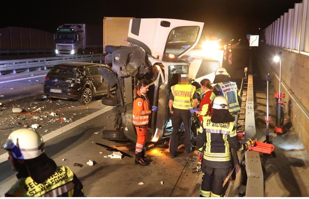 Unfall auf A94 bei Dorfen: Lkw fährt in Stauende und schleudert ...