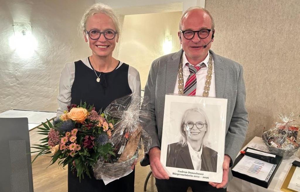Hauzenberg's former mayor, Gudrun Donaubauer, is bid farewell.