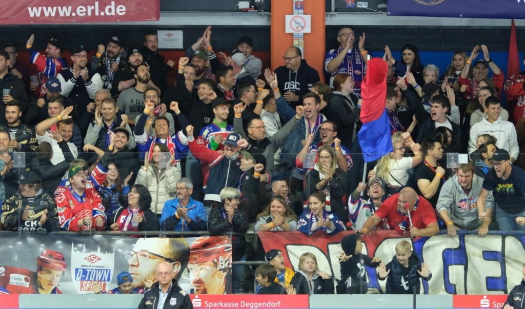 So feiern die Fans den Traumstart ihres Deggendorfer SC