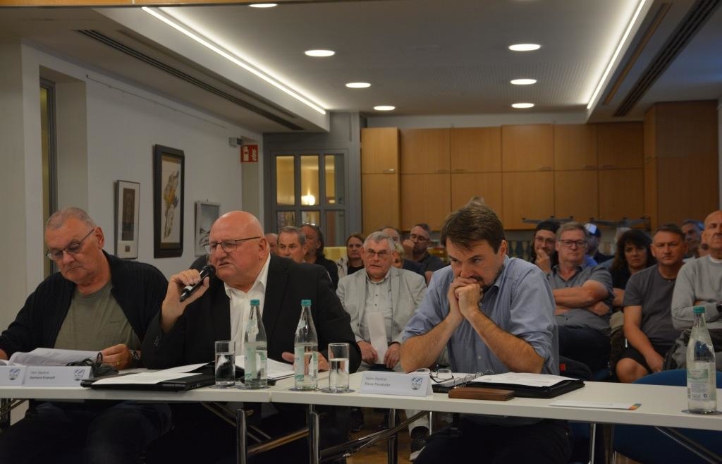 With a call for order and a brief adjournment: Plattling city council ...