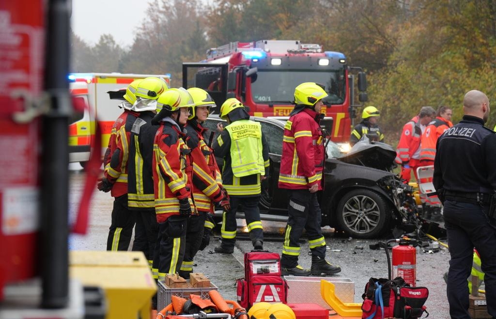 Fünf Menschen teils schwer verletzt bei Frontalkollision auf der B12 bei ...