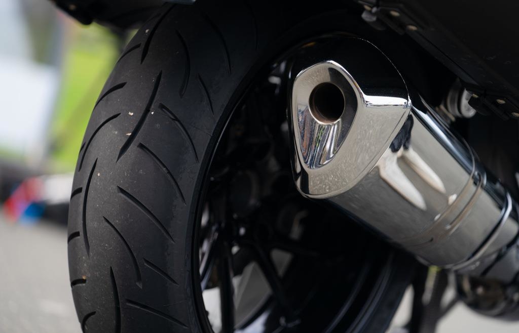 Motorradfahrer rast mit fast 200 km/h über Landstraße in Oberbayern