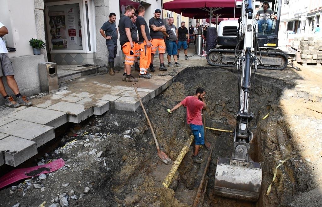 Wasserrohrbruch behindert Verkehr in der Deggendorfer Innenstadt