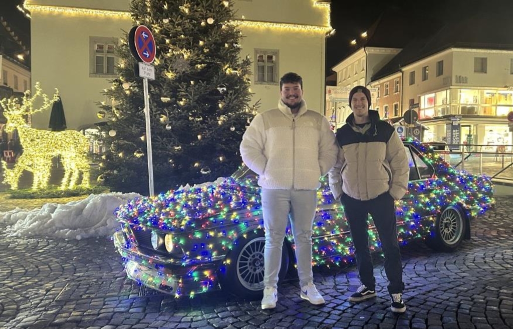 Zwei Freunde, ein BMW-Oldtimer, 3600 Lichter: So entsteht das Deggendorfer ...