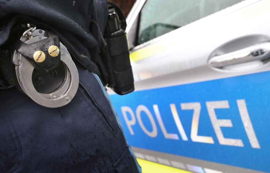 29-Jähriger soll in Straubing aus Wohnung geschossen und Polizei bespuckt haben