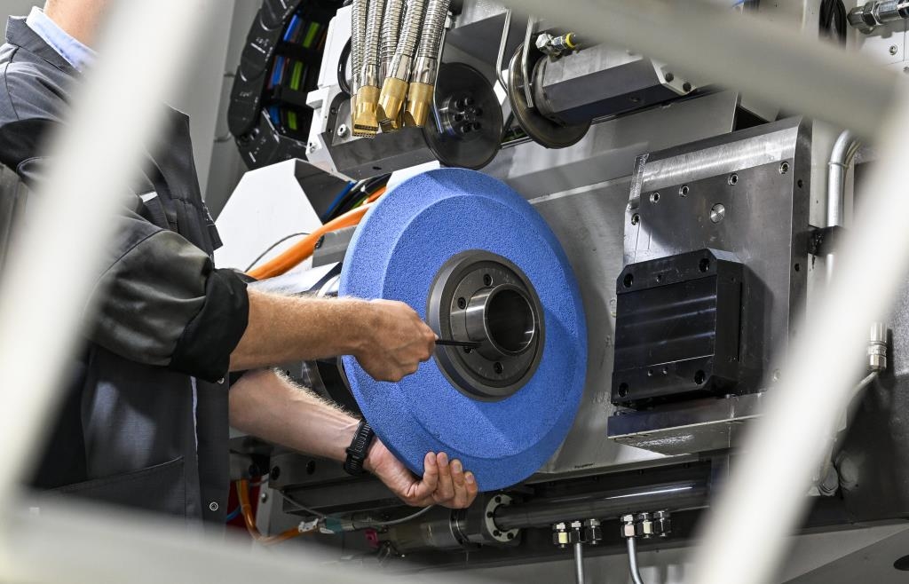 More work - | and above all reliability: That's what regional ...