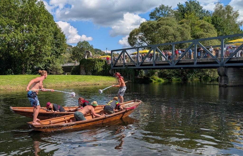 Zwischen Balanceakt und Badeeinlage: RC Avanti gewinnt das Fischerstechen in Viechtach