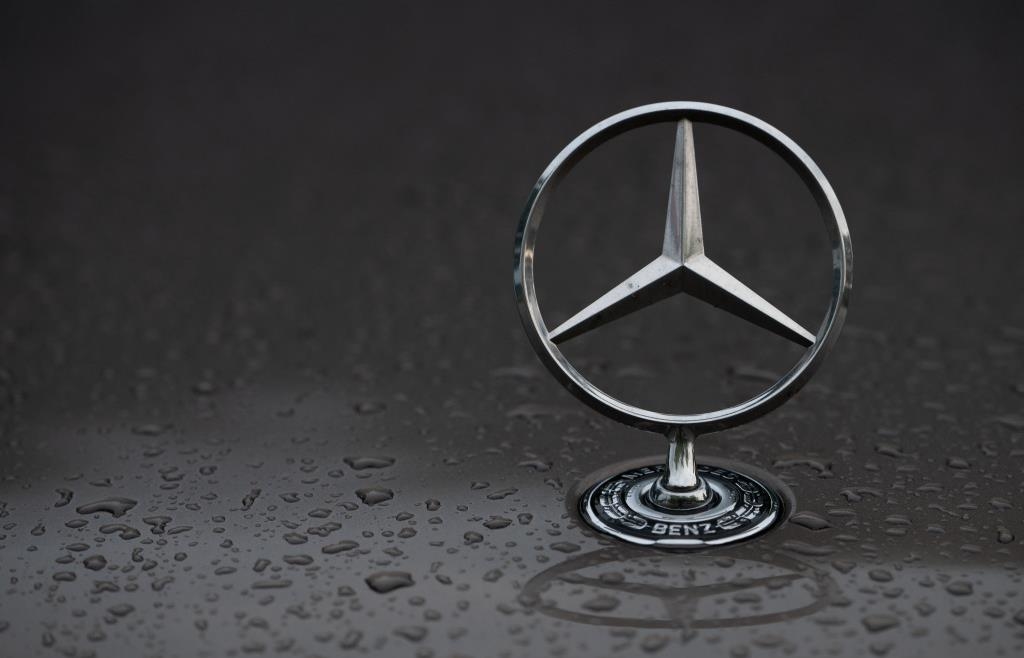 Mercedes reports massive drop in profits – halved in the first nine months