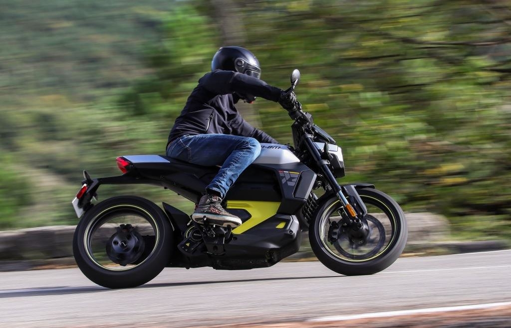 Motorrad kracht in Deggendorf in einen Laster – Fahrer springt noch ...