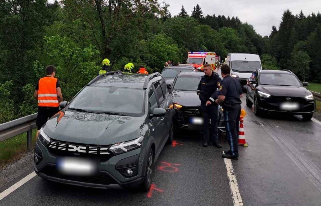 Bird of prey causes pile-up near Bischofsmais: Three injured