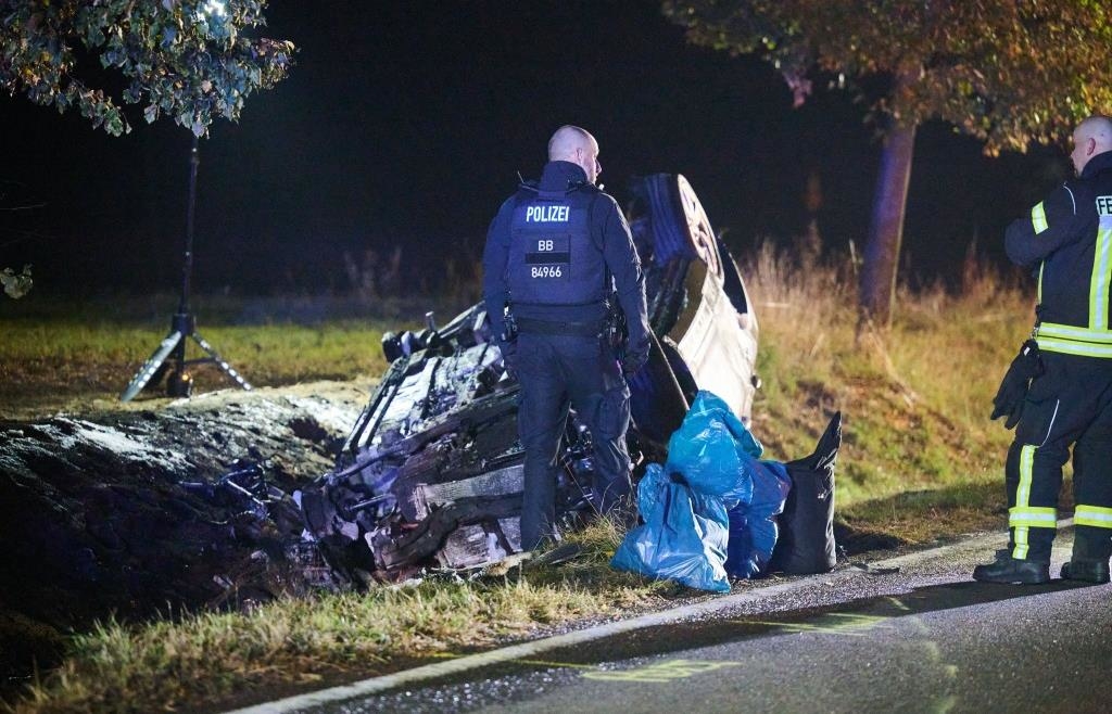 Auto erfasst ihre Mopeds: Vier Jugendliche sterben bei Unfall in ...